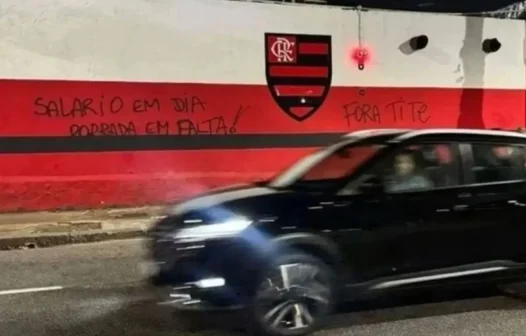 Torcida do Flamengo picha muros da Gávea pedindo ‘Fora Tite’ e ameaçando elenco com ‘porrada’