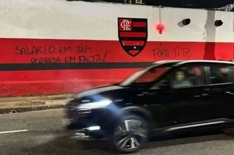 Torcida do Flamengo picha muros da Gávea pedindo 'Fora Tite' e ameaçando elenco com 'porrada'