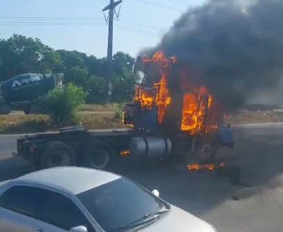 Caminhão fica destruído por incêndio na rodovia Quarto Anel Viário, em Maracanaú