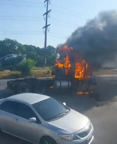 Caminhão fica destruído por incêndio na rodovia Quarto Anel Viário, em Maracanaú