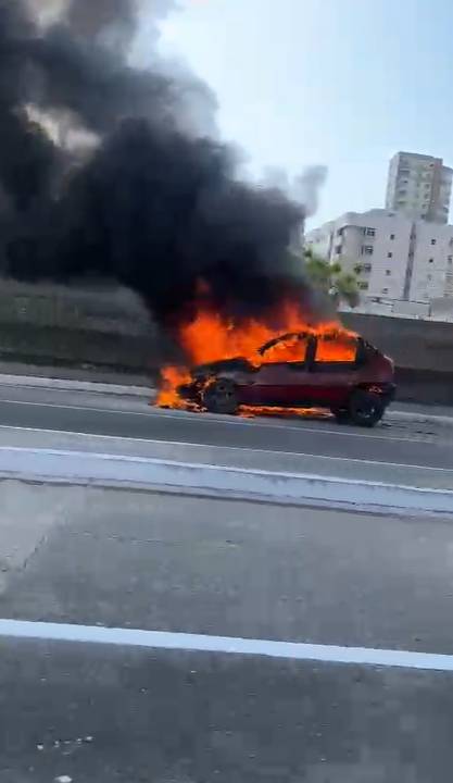 Carro pega fogo e causa congestionamento na Via Expressa, em Fortaleza