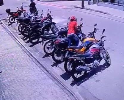 Moto estacionada em rua de Fortaleza é furtada em questão de segundos