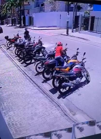 Moto estacionada em rua de Fortaleza é furtada em questão de segundos