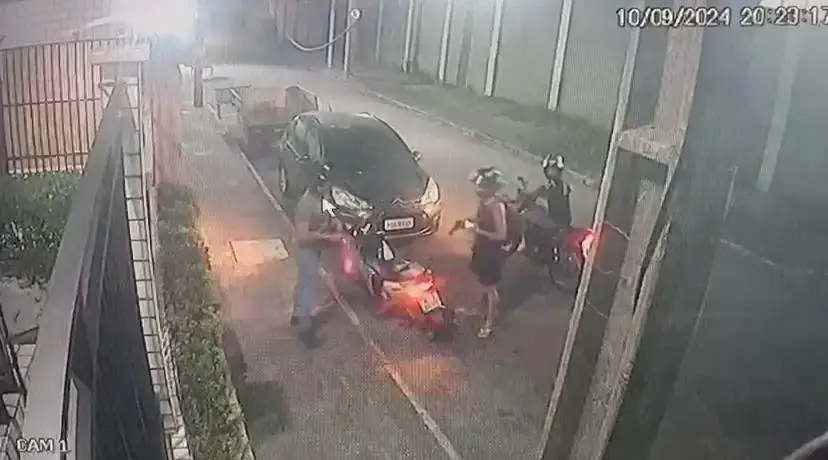 Homem tem moto roubada ao chegar em frente a condomínio, em Fortaleza