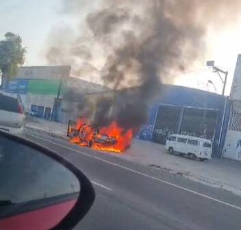 Carro pega fogo na BR-116 e trânsito é parcialmente interrompido