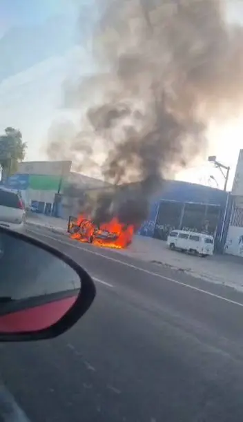 Carro pega fogo na BR-116 e trânsito é parcialmente interrompido