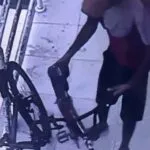 Bicicleta é furtada na rampa de supermercado; câmeras registram ação