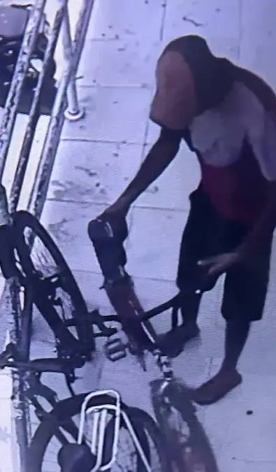 Bicicleta é furtada na rampa de supermercado em Pacatuba; câmeras registram ação do suspeito