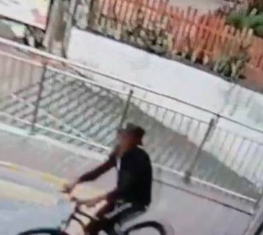 Câmera registra furto de bicicleta na Av. Dom Luís, em Fortaleza