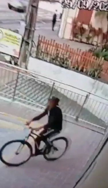 Câmera registra furto de bicicleta na Av. Dom Luís, em Fortaleza