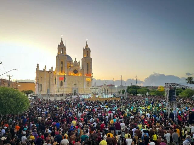 Festejos de São Francisco de Assis em Canindé chegam ao fim com exibição de relíquia vinda da Itália