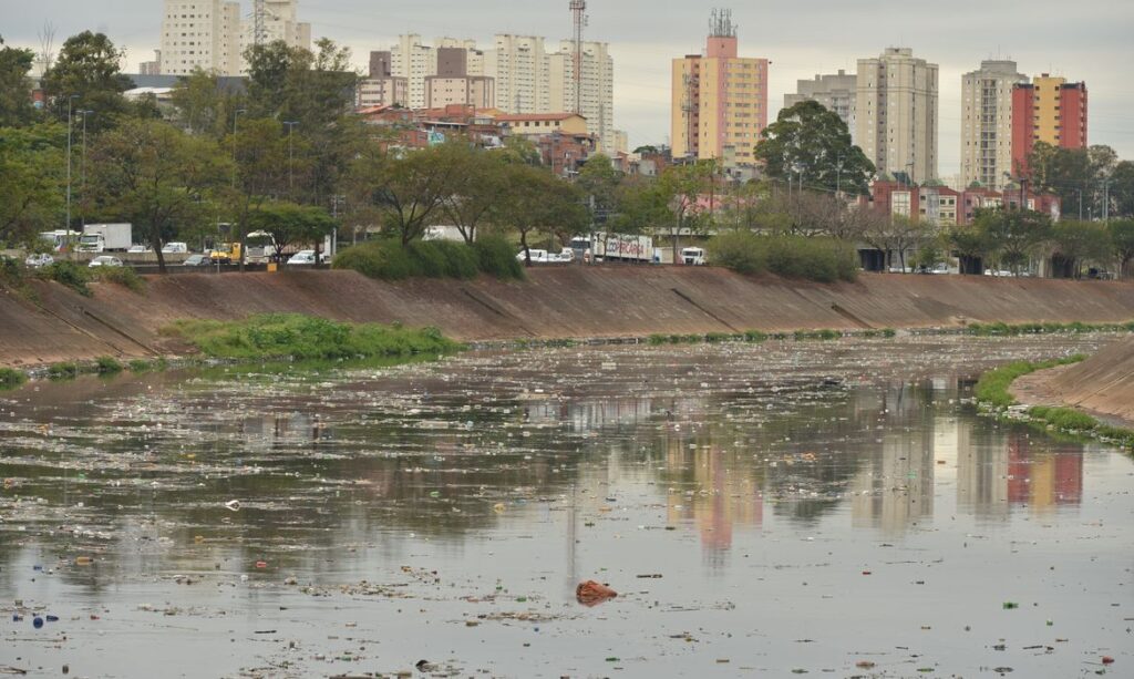 Por que mancha de poluição do Rio Tietê é a maior em mais de uma década?