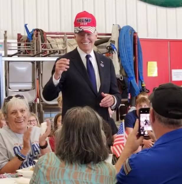 Foto de Joe Biden com boné de apoio a Trump viraliza e gera polêmica