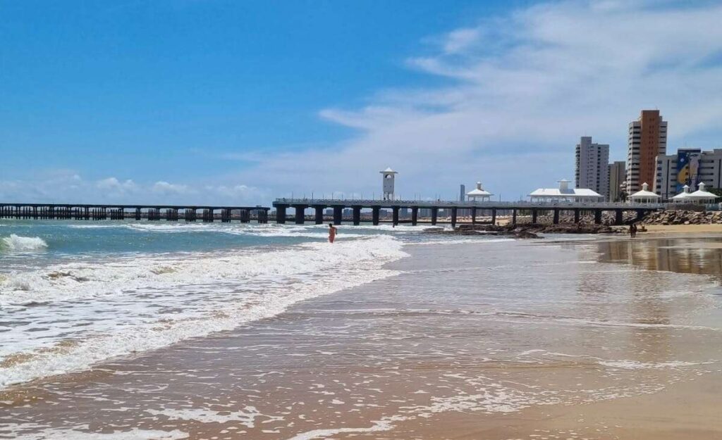 Fortaleza tem 23 trechos de praia próprios para banho neste fim de semana