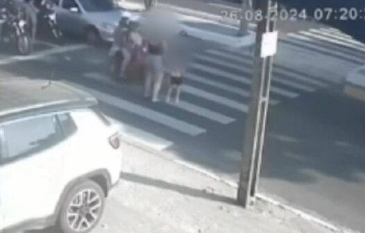 Motociclista atropela mãe e filha em faixa de pedestres em Fortaleza; vídeo