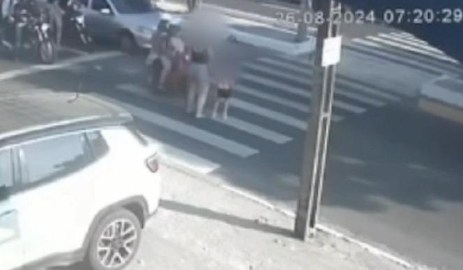 Motociclista atropela mãe e filha em faixa de pedestres em Fortaleza; vídeo