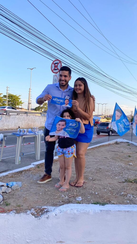 André Fernandes faz adesivaço em comitê central, no Lagamar, nesta segunda-feira (2)