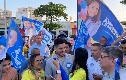 André Fernandes realiza adesivaço no bairro Pirambu em Fortaleza