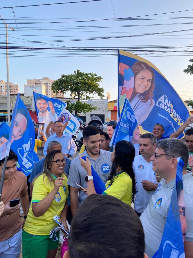 André Fernandes realiza adesivaço no bairro Pirambu em Fortaleza