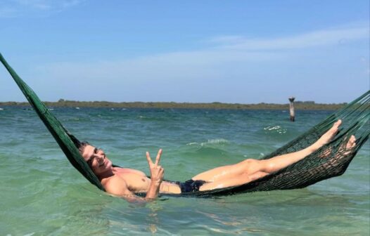 Reynaldo Gianecchini curte férias em Jericoacoara e compartilha momentos na Lagoa do Paraíso