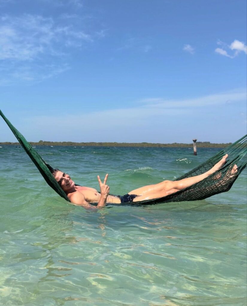 Reynaldo Gianecchini curte férias em Jericoacoara e compartilha momentos na Lagoa do Paraíso