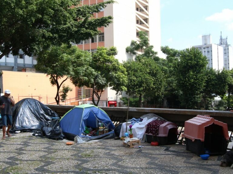 Ao menos 72 mil brasileiros vivem em barracas ou em outras estruturas precárias nas ruas, aponta IBGE