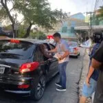 André Fernandes realiza adesivaço no bairro Edson Queiroz, em Fortaleza