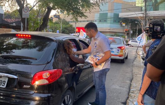 André Fernandes realiza adesivaço no bairro Edson Queiroz, em Fortaleza