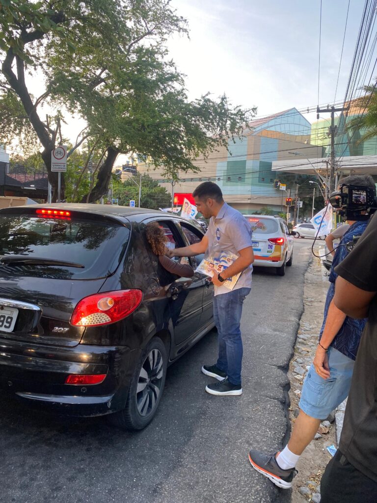 André Fernandes realiza adesivaço no bairro Edson Queiroz, em Fortaleza