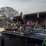 Lula participa de desfile cívico-militar em carro aberto em Brasília