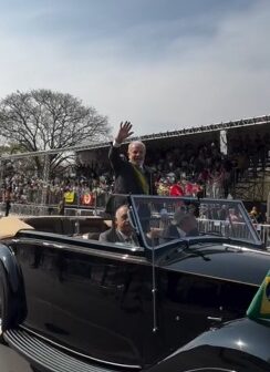 Lula participa de desfile cívico-militar em carro aberto em Brasília