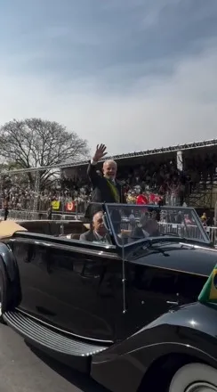 Lula participa de desfile cívico-militar em carro aberto em Brasília