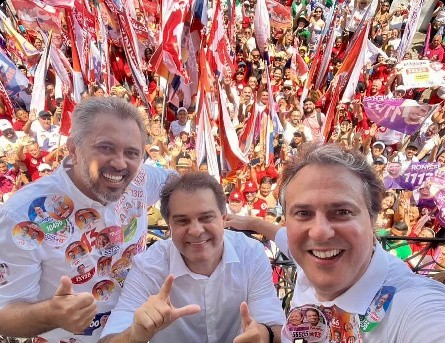 Evandro Leitão realiza caminhada com Camilo e Elmano no bairro Antônio Bezerra