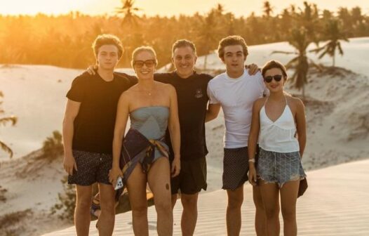 Luciano Huck comemora aniversário com a família na praia do Preá, no Ceará