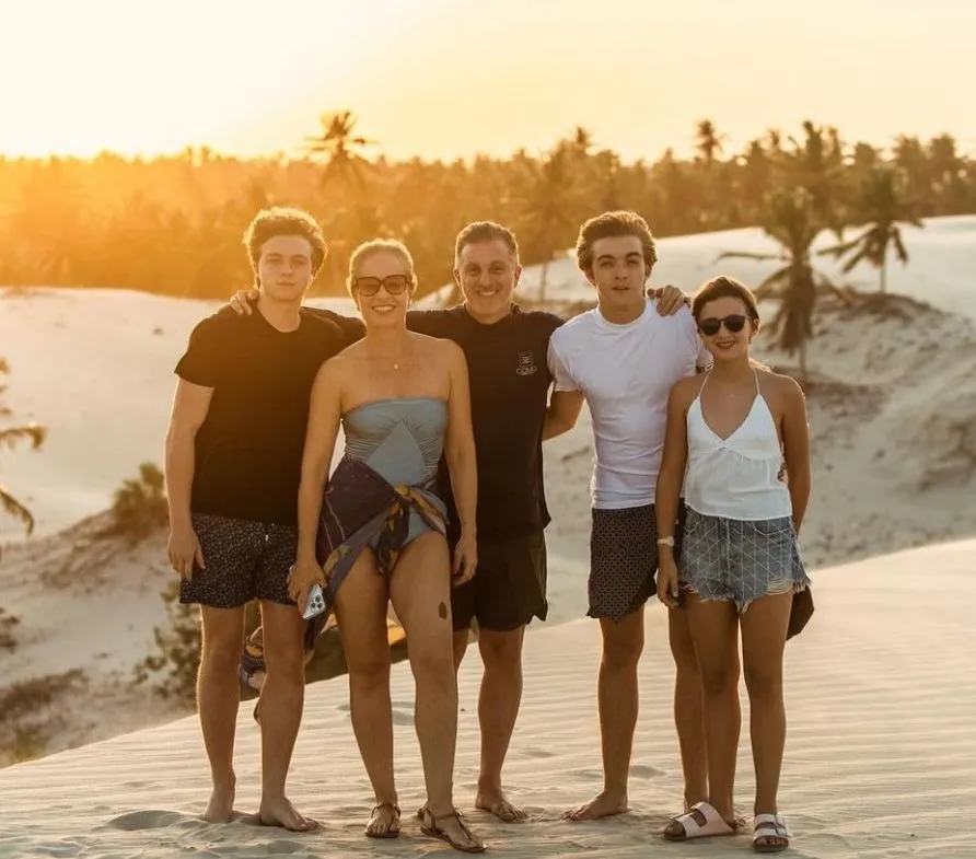 Luciano Huck comemora aniversário com a família na praia do Preá, no Ceará