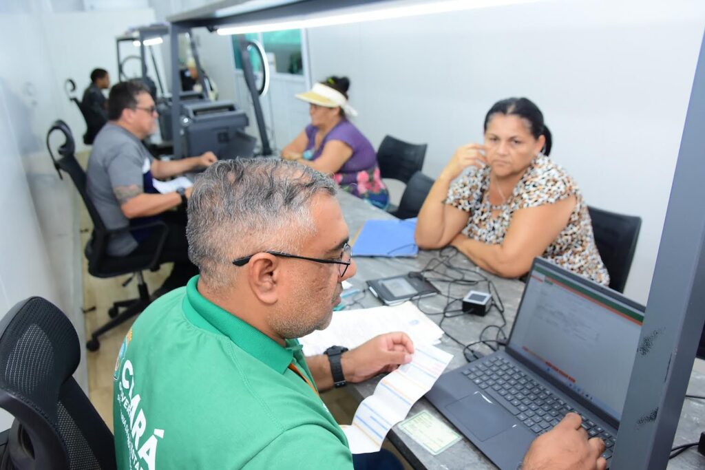 Caminhão do Cidadão realiza emissão de documentação a nove bairros de Fortaleza e cinco cidades do interior