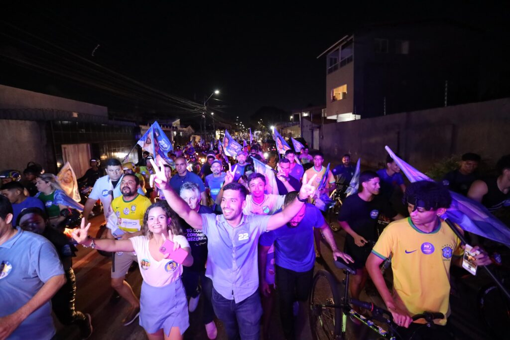 André Fernandes participa de carreata em Fortaleza