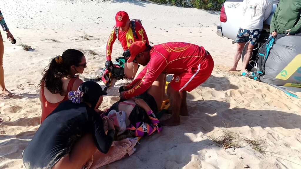 Turista chilena é resgatada por guarda-vidas após sofrer acidente de kitesurf em praia no Ceará