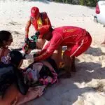 Turista chilena é resgatada por guarda-vidas após sofrer acidente de kitesurf em praia no Ceará