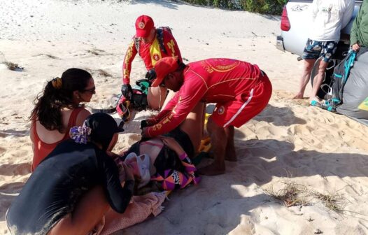 Turista chilena é resgatada por guarda-vidas após sofrer acidente de kitesurf em praia no Ceará