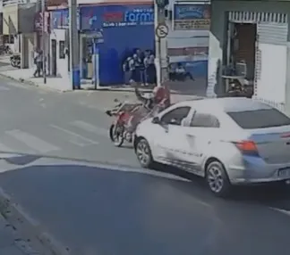 Vídeo: carro atinge moto com homem e criança no centro de Boa Viagem