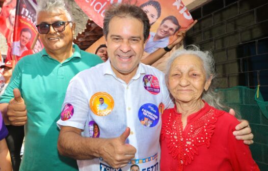 Evandro promete melhorias na habitação de Fortaleza durante caminhada no Conjunto Esperança