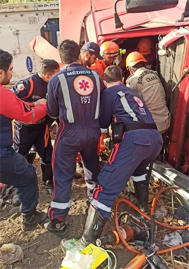 Motorista é resgatado das ferragens após acidente na BR-222, em Tianguá, Ceará