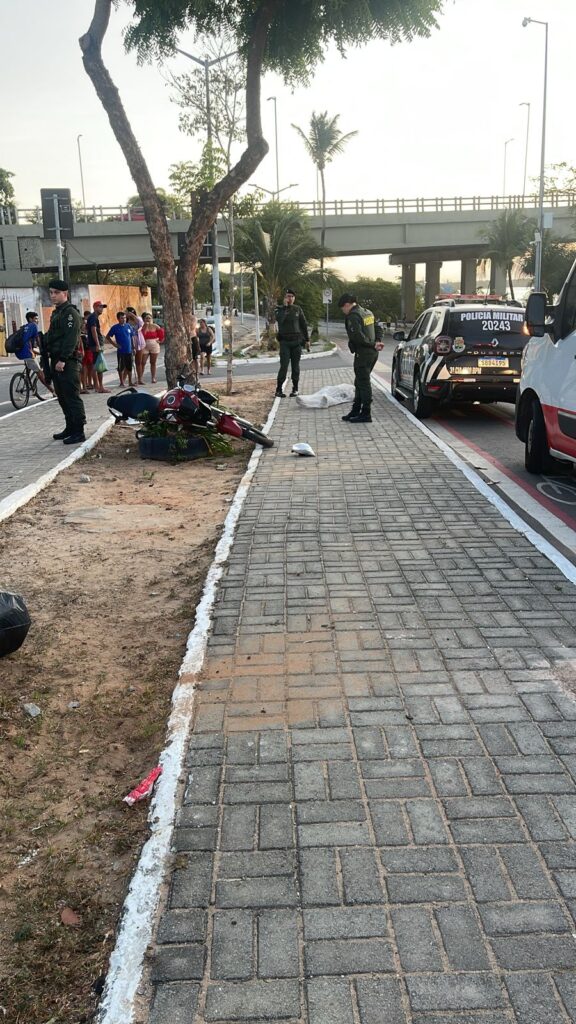 Motociclista de 19 anos morre em colisão com poste na Barra do Ceará