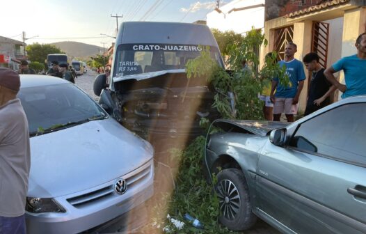 Van desgovernada com jogadores colide com três veículos e deixa três feridos no Crato; vídeo