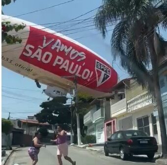 Balão dirigível com símbolo do São Paulo cai em Osasco