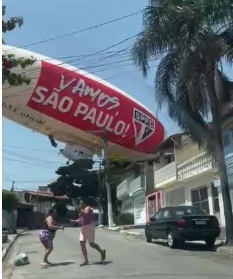 Balão dirigível com símbolo do São Paulo cai em Osasco