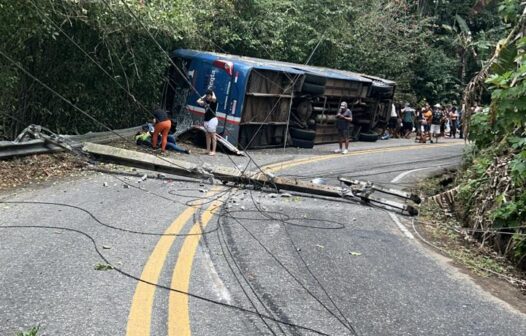 Ônibus com 47 pessoas tomba na serra de Guaramiranga; 30 vítimas ficaram feridas