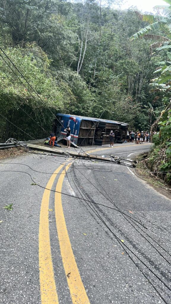 Ônibus com 47 pessoas tomba na serra de Guaramiranga; 30 vítimas ficaram feridas