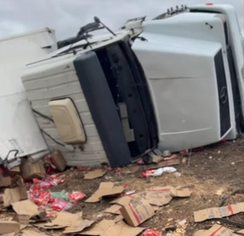 Caminhão com biscoitos vira com carga na BR 222, em Forquilha